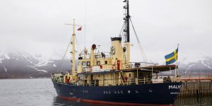 Arctic tour ship got stuck in ice