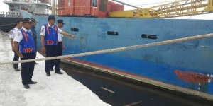 Cargo ship burned in Indonesia