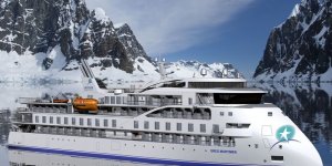 Chinese polar expedition cruise sailing away